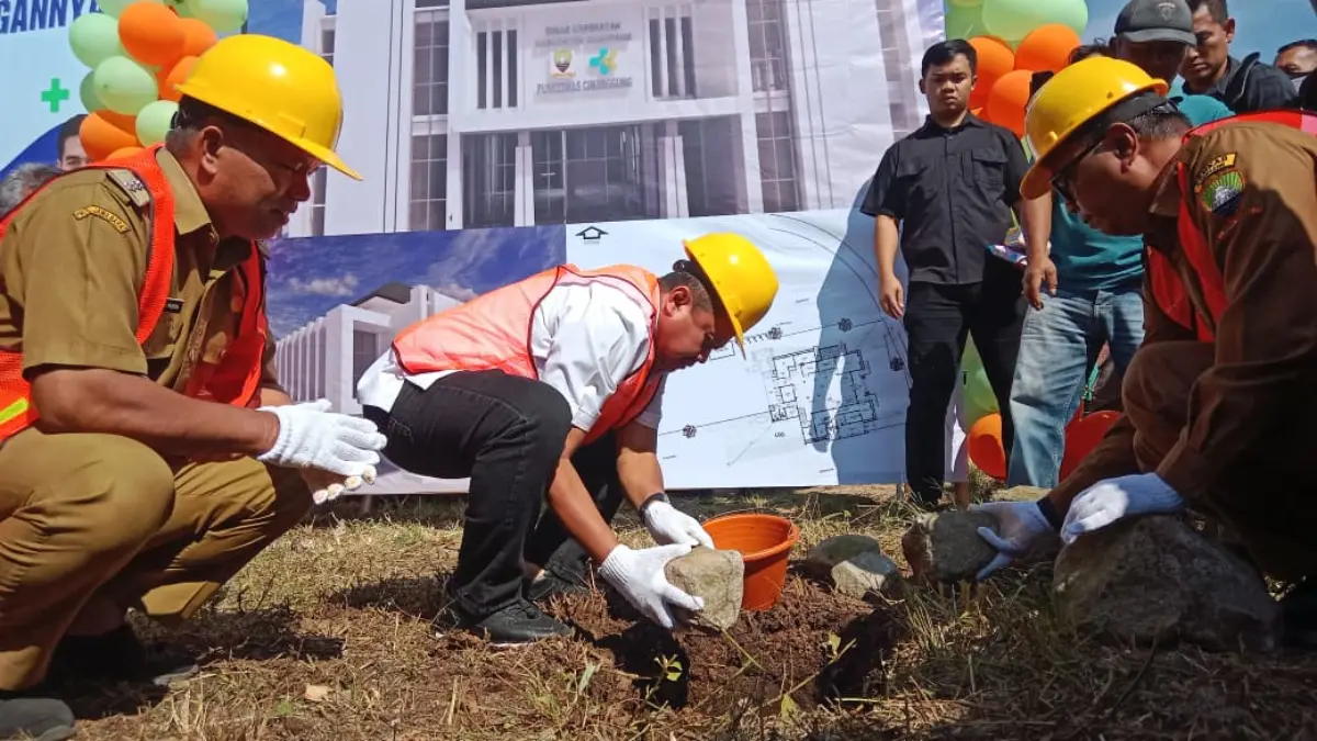 Bupati Sumedang, Dony Ahmad Munir ketika melaksanakan groundbreaking Puskesmas DTP baru di lahan dengan luasan