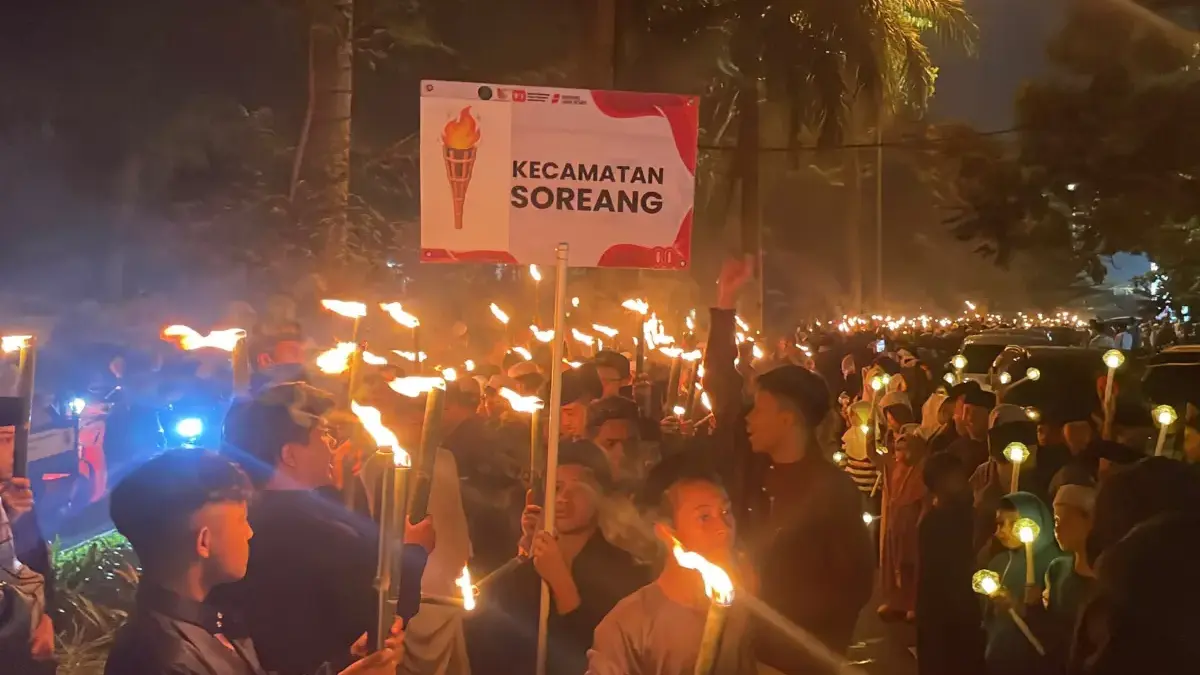 ribuan peserta pawai obor dalam rangka menyambut Tahun Baru Islam 1 Muharam 1448 Hijriah di kawasan Pemkab Ban