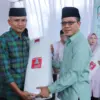 Bupati Bandung Dadang Supriatna kembali melanjutkan tradisi membagikan kain kafan kepada masyarakat menjelang