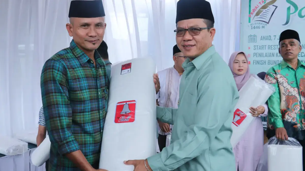 KDS Lanjutkan Tradisi Berbagi Kain Kafan, Ingatkan Warga akan Hakikat Kehidupan Bupati Bandung Dadang Supriatna kembali melanjutkan tradisi membagikan kain kafan kepada masyarakat menjelang