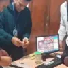 Petugas Lapas membongkar paket SS di layang-layang. (Dok Humas)