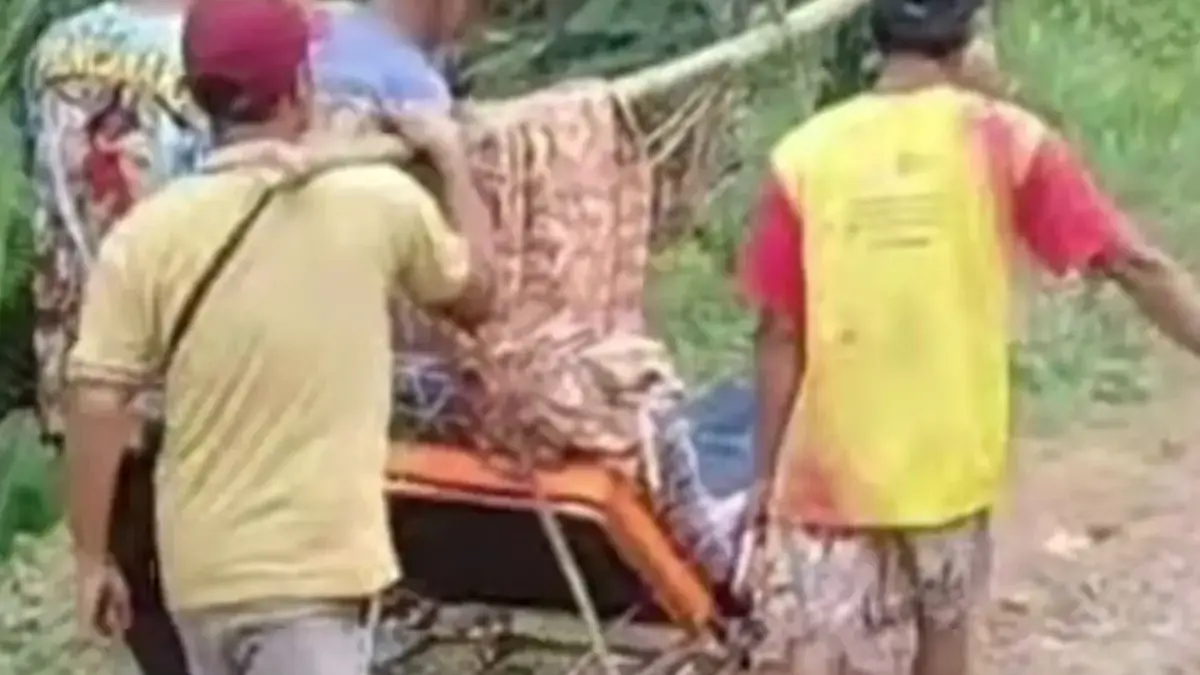 Viral seorang warga di Desa Sumurbandung, Kecamatan Cipatat, KBB harus ditandu karena keterbatasan akses jalan