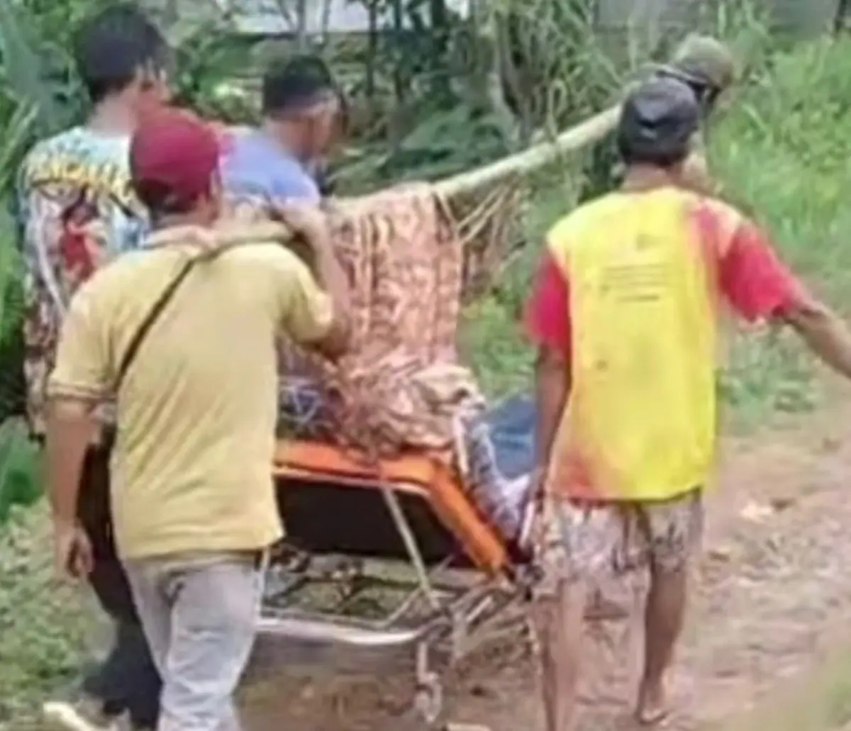 Akses Jalan Tak Kunjung Ada, Warga Cipatat Terus Tandu Pasien Saat Darurat – jabarekspres.com
