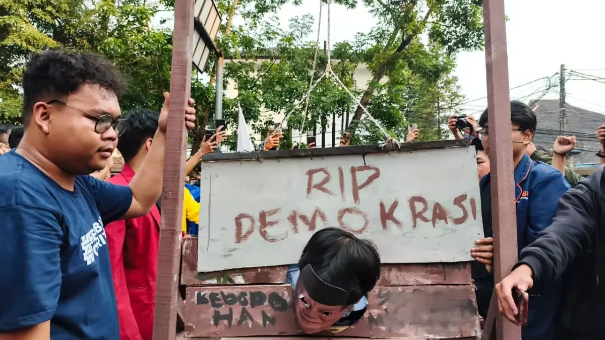 Kembali Gelar Aksi di DPRD Jabar, Mahasiswa Tampilkan Teatrikal Pancung Presiden
