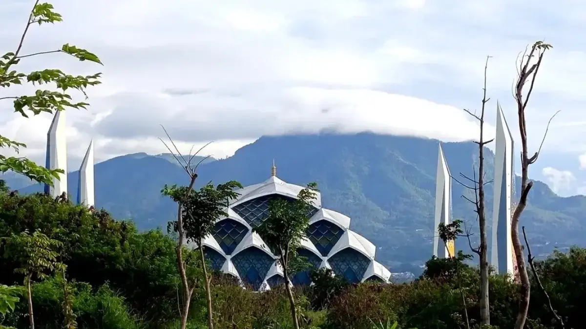 Jabar Jalin Kerja Sama Sektor Wisata dengan Kalimantan Selatan Masjid Al Jabbar, salah satu ikon wisata religi di Jawa Barat. (son)