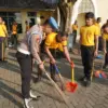 Sambut Hari Bhayangkara ke-80, Polres Tasikmalaya Bersihkan Masjid Agung Mangunreja dan Serahkan Bantuan