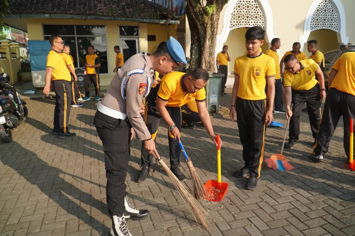 Sambut Hari Bhayangkara ke-80, Polres Tasikmalaya Bersihkan Masjid Agung Mangunreja dan Serahkan Bantuan – jabarekspres.com