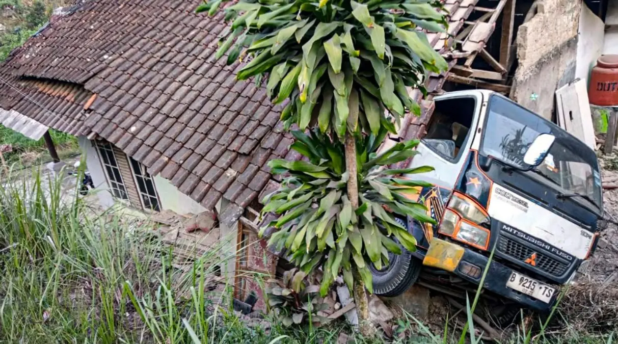 Truk Tabrak Rumah di Saguling, Kades Desak Pelebaran Jalan – jabarekspres.com