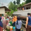 Tim BPBD Kabupaten Bogor saat mendistribusikan air bersih kepada wilayah di Kabupaten Bogor yang terdampak kek