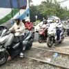Dok. Situasi saat jalur perlintasan kereta api di Jalan Laswi dilakukan proses perbaikan. Senin, (22/6). Foto.