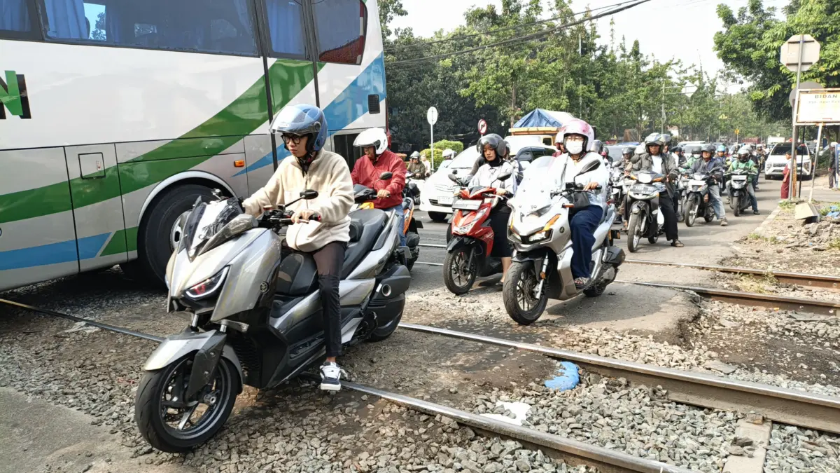 Dok. Situasi saat jalur perlintasan kereta api di Jalan Laswi dilakukan proses perbaikan. Senin, (22/6). Foto.