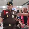 M antan Kepala Badan Gizi Nasional (BGN) Dadan Hindayana digiring oleh petugas di Gedung Jampidsus Kejagung, J