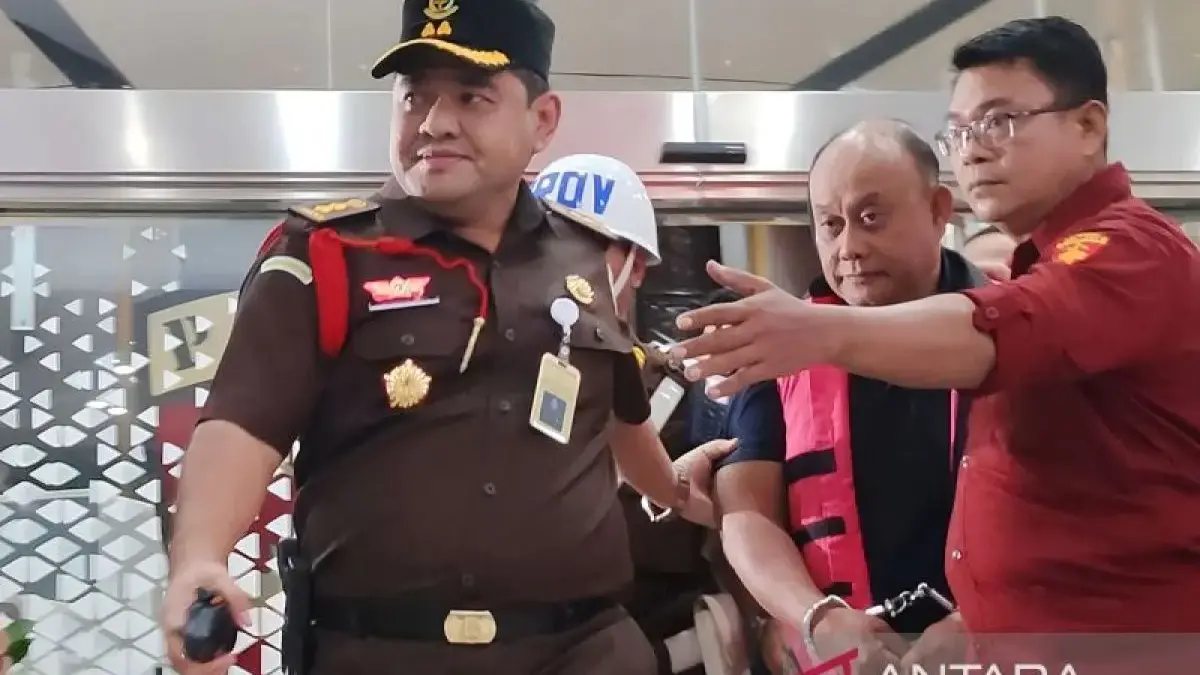 Usai Geledah Kantor Badan Gizi Nasional, Eks Kepala BGN Dadan Hindayana Ditahan Kejagung M antan Kepala Badan Gizi Nasional (BGN) Dadan Hindayana digiring oleh petugas di Gedung Jampidsus Kejagung, J