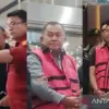 Petugas Kejaksaan Agung menggiring mantan Kepala Badan Gizi Nasional (BGN), Dadan Hindayana (DH), menuju mobil