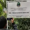 Ketika sekolah lain sibuk membenahi fasilitas belajar demi menyambut siswa baru, SMA Negeri 28 Bandung justru