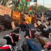 Salah satu adegan dalam Aksi Damai yang digelar Mujahidah Pembela Palestina, di kawasan Asia Afrika, Minggu (7