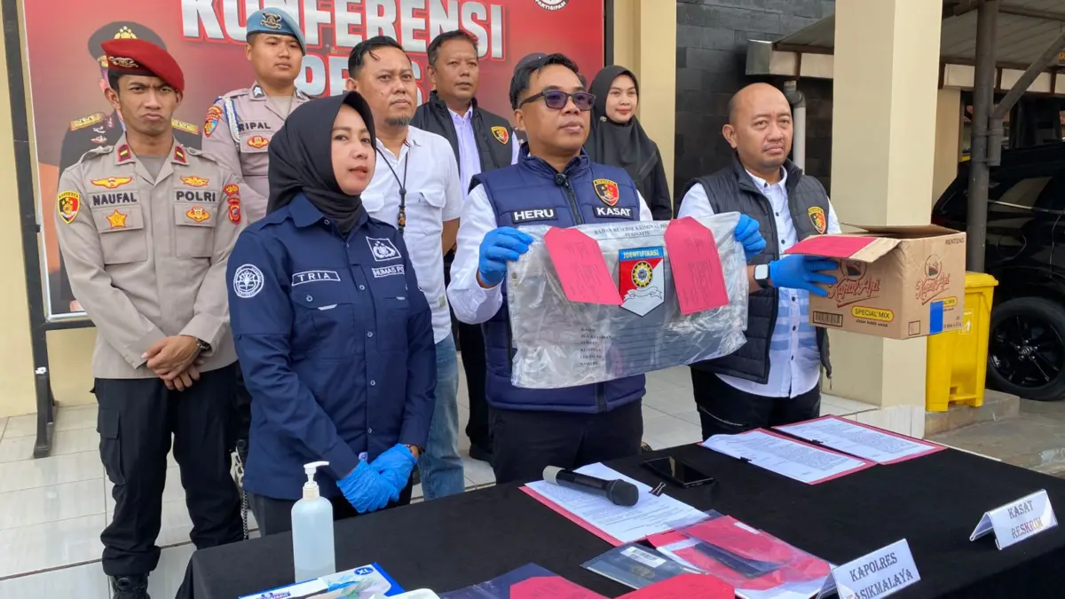 Terekam CCTV Saat Bobol Toko, Spesialis Pencuri di Sukaraja Tasikmalaya Akhirnya Dibekuk Polisi Terekam CCTV Saat Bobol Toko, Spesialis Pencuri di Sukaraja Tasikmalaya Akhirnya Dibekuk Polisi