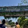 Tampak Gapura dengan spanduk tulisan Selamat Datang di Kampung Naga dengan Kondisi bangunan yang sudah tua.