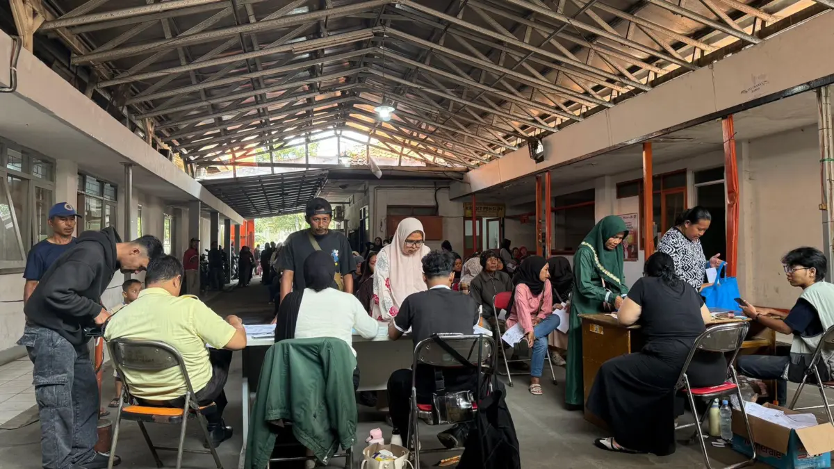 Dinsos Jabar Beberkan Strategi Tekan Kemiskinan hingga Sentuh 3,55 Juta Penduduk Penyaluran Bansos di Kota Cimahi (Doc. Dinsos Jabar)