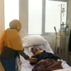 Kapolres Sumedang, AKBP Sandityo Mahardika (kanan) ketika menjenguk korban tertimpa pohon tumbang di Jatinango