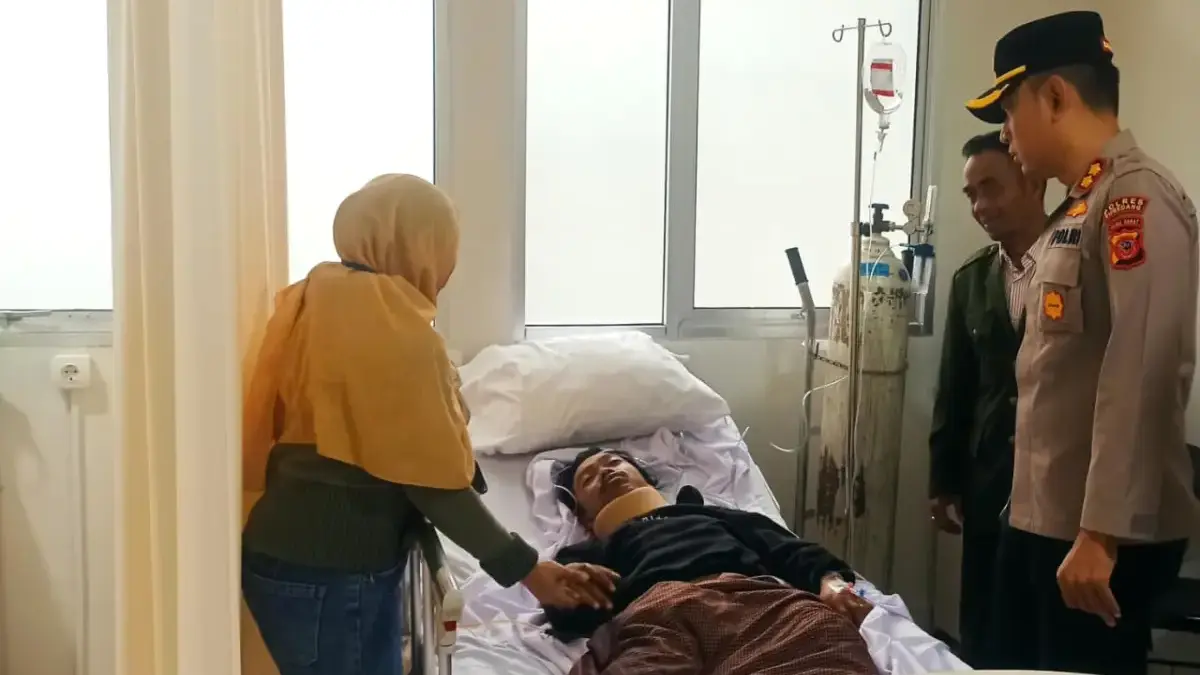 Kapolres Sumedang, AKBP Sandityo Mahardika (kanan) ketika menjenguk korban tertimpa pohon tumbang di Jatinango