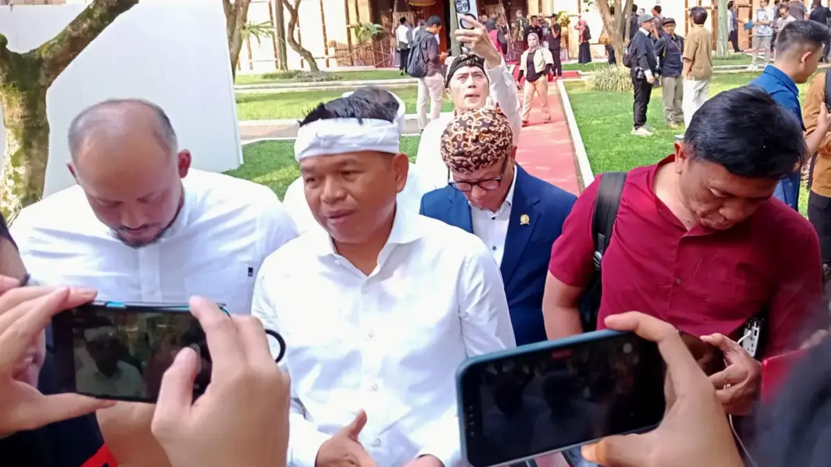 Dari Jual Sapi, Dedi Mulyadi Serahkan Bonus Rp 1 M ke Persib Bandung Gubernur Jawa Barat Dedi Mulyadi. (son)