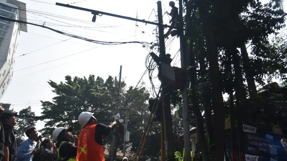 Pemkot Bandung Mulai Penataan Kabel Udara, Farhan Pastikan Layanan Internet Tetap Normal