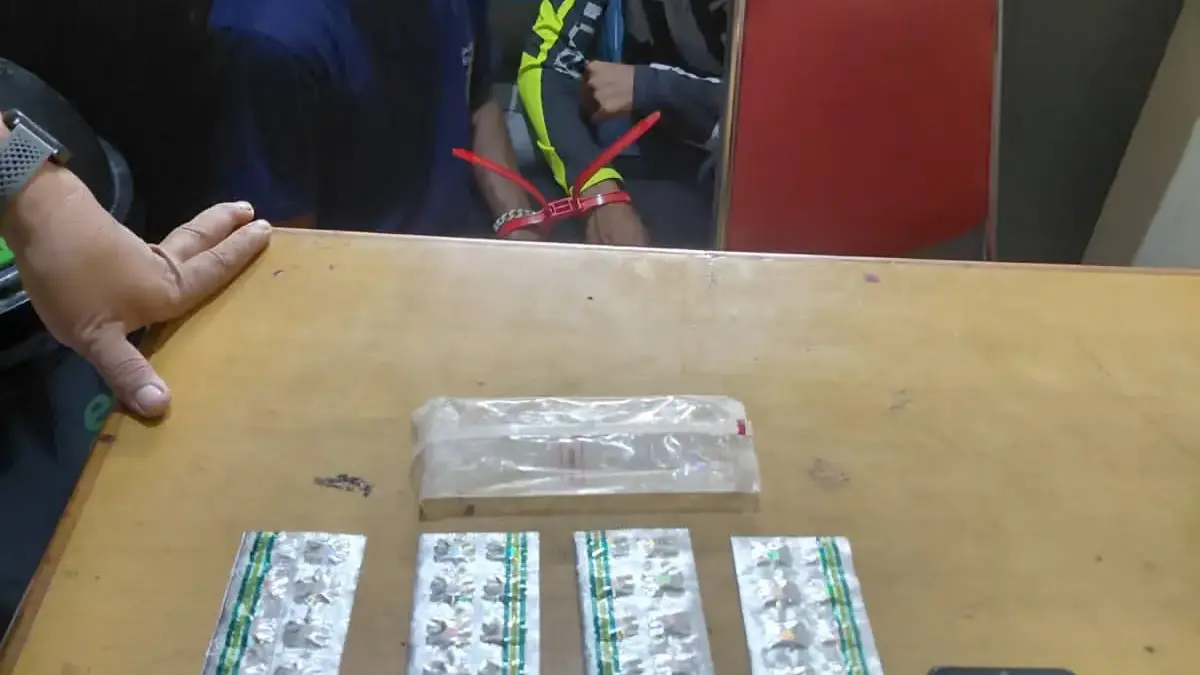 Transaksi Obat Terlarang di Dekat Gedung SPPG Jatinangor Digagalkan Polisi, Satu Pelaku Sekuriti MBG Seorang sekuriti MBG bersama rekannya ditangkap anggota Polsek Jatinangor ketika transaksi obat terlarang deka