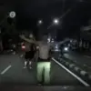 Tangkap layar aksi pemalakan kepada pengendara berplat nomor luar kota bandung di kawasan Dago. Dok. Tangkap l