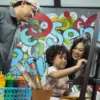 Seorang anak didampingi ibunya saat mengikuti kegiatan melukis di Bale Seni Barli, Kota Baru Parahyangan