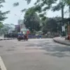 Seorang pengendara sepeda motor ketika memutar balikkan kendaraan usai hendak melintasi bundaran Pangdam Jatin
