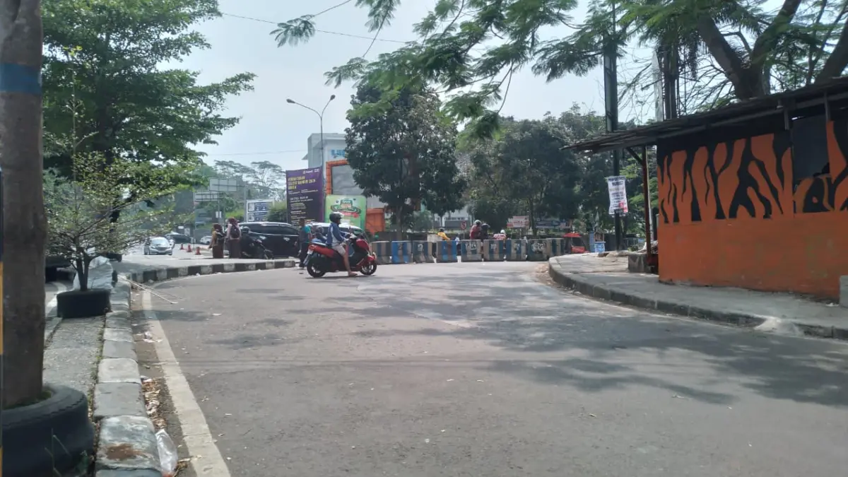 Seorang pengendara sepeda motor ketika memutar balikkan kendaraan usai hendak melintasi bundaran Pangdam Jatin