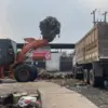 Pemkab Bandung Akhirnya Angkut Kembali Tumpukan Sampah di Pasar Baleendah