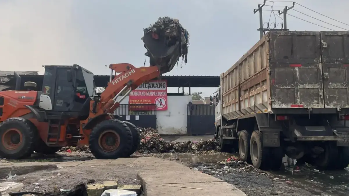 Pemkab Bandung Akhirnya Angkut Kembali Tumpukan Sampah di Pasar Baleendah Pemkab Bandung Akhirnya Angkut Kembali Tumpukan Sampah di Pasar Baleendah