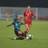 Pemain timnas putri Indonesia Felicia Victoria De Zeeuw (kanan) berebut bola dengan pesepak bola timnas putri