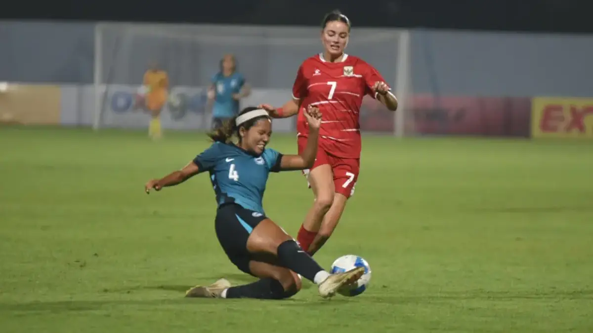 Pemain timnas putri Indonesia Felicia Victoria De Zeeuw (kanan) berebut bola dengan pesepak bola timnas putri
