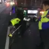 Seorang pengendara sepeda motor tewas usai menabrak bagian belakang truk yang mengalami mogok di Jalan Raya