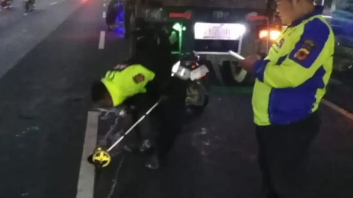 Seorang pengendara sepeda motor tewas usai menabrak bagian belakang truk yang mengalami mogok di Jalan Raya