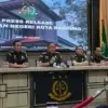 Dok. Kajari Kota Bandung, Abun Hasbullah Syambas (tengah) saat memberikan keterangan terbarunya terhadap dugaa