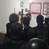 Sejumlah warga saat memojokkan perampok bersenjata tajam yang sempat melukai kasir minimarket di Jalan Raya Ba