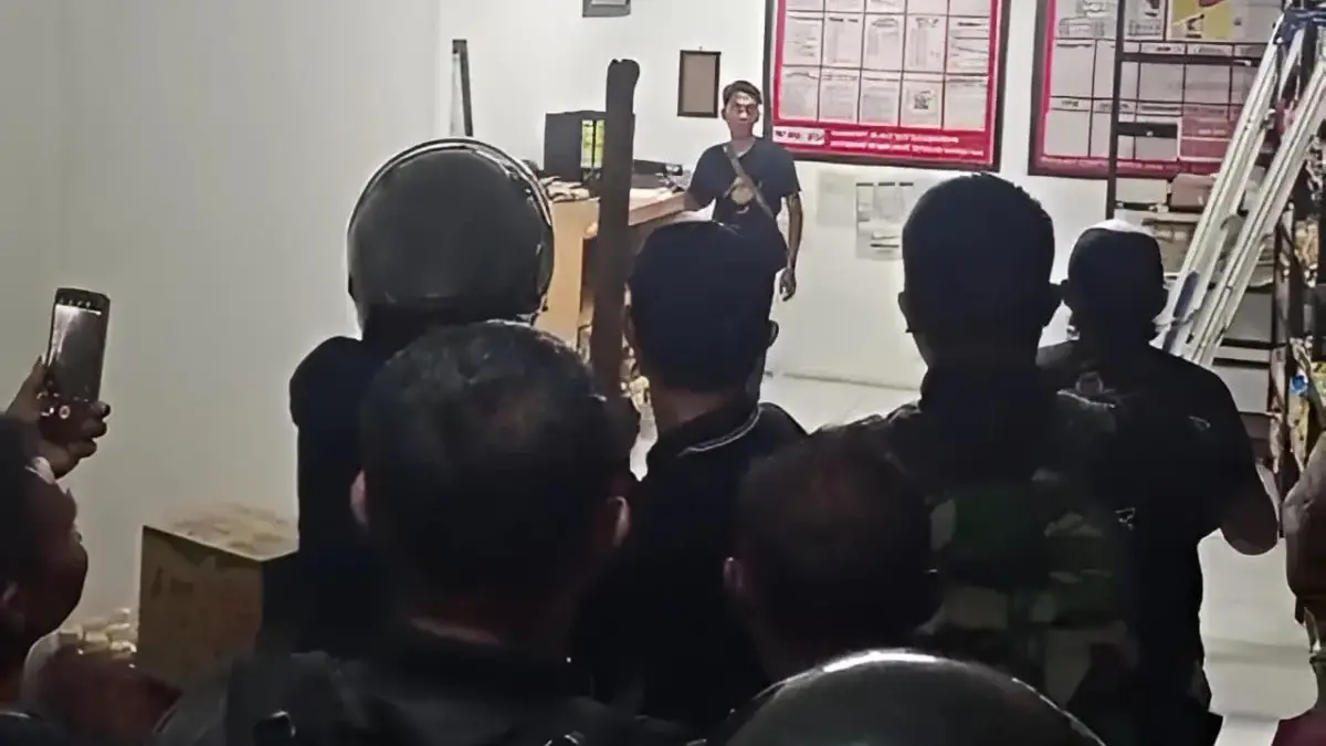 Perampok Bersenjata Tajam di Minimarket Cimalaka Sumedang Lukai Kasir, Pelaku Diamankan Polisi Sejumlah warga saat memojokkan perampok bersenjata tajam yang sempat melukai kasir minimarket di Jalan Raya Ba