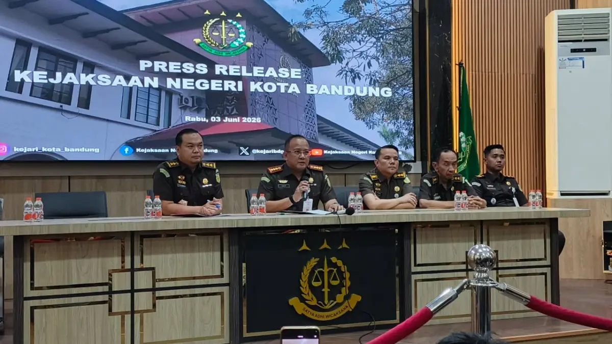 Dok. Kajari Kota Bandung, Abun Hasbullah Syambas (tengah) saat memberikan keterangan terbarunya terhadap dugaa