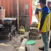 Bupati Cecep menyaksikan kondisi trotoar yang digunakan untuk mendirikan bangunan semi permanen oleh PKL di K