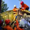 Tim Rescue Kantor SAR Bandung ketika melakukan operasi penyelamatan korban terjepit pascainsiden dua truk