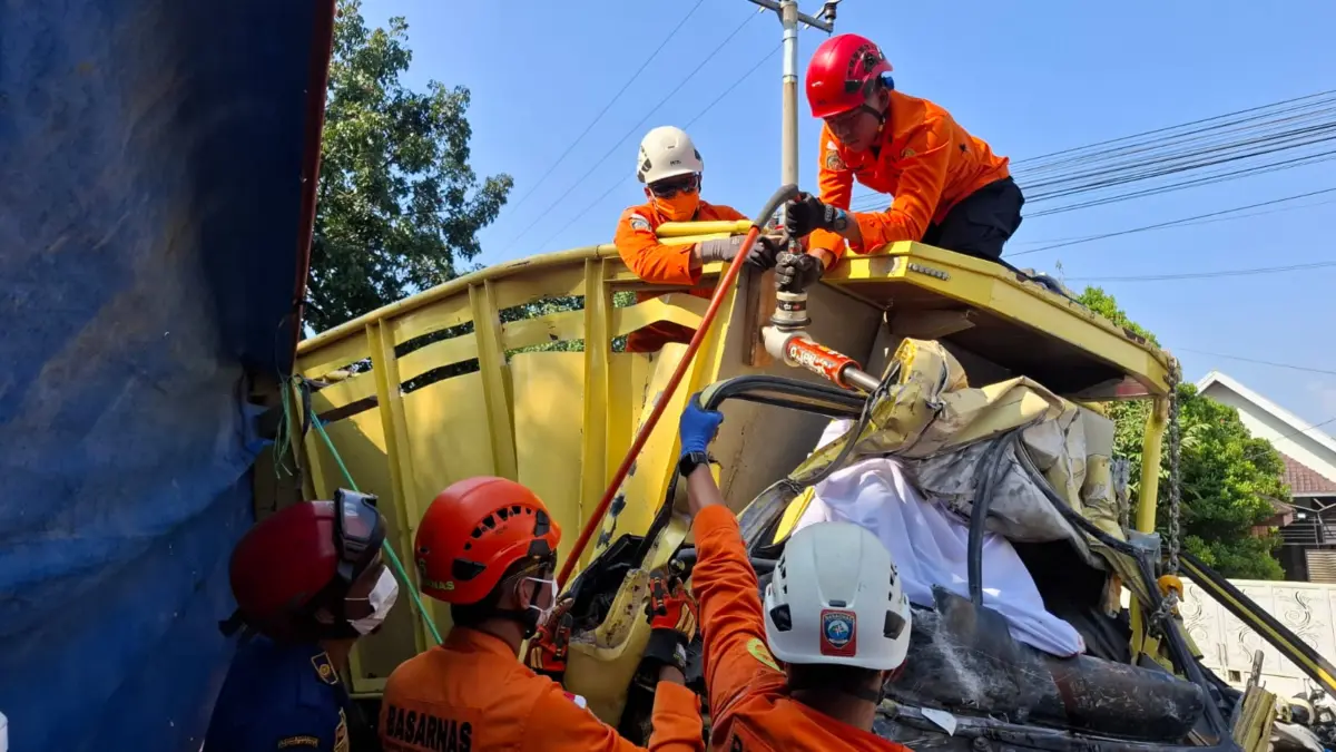 Tim Rescue Kantor SAR Bandung ketika melakukan operasi penyelamatan korban terjepit pascainsiden dua truk