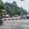 Pengendara Ojol ketika hendak memutar balikkan kendaraannya karena akses penghubung di bundaran Pangdam