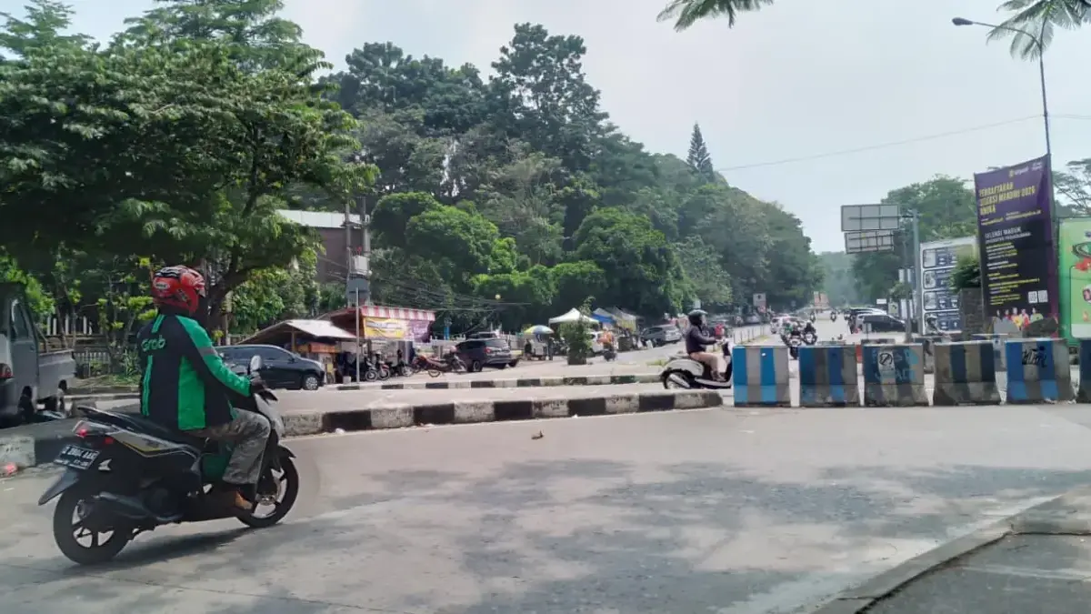 Penutupan Bundaran Pangdam Jatinangor Dikeluhkan, Ojol dan Pedagang Mengaku Omzet Turun Drastis Pengendara Ojol ketika hendak memutar balikkan kendaraannya karena akses penghubung di bundaran Pangdam