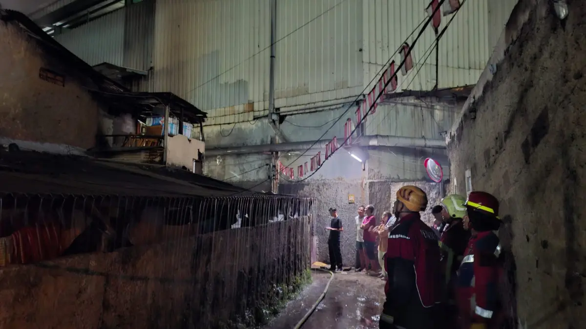 Uji Coba Torch Gas Berujung Petaka, Rumah di Melong Cimahi Terbakar dan Tiga Orang Terluka Petugas Damkar Kota Cimahi saat Berhasil Memadamkan Kebakaran di sebuah Rumah Tinggal (Damkar Cimahi)