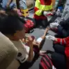Petugas Damkar Kota Cimahi saat Menyelamatkan Para Korban Kebakaran di sebuah Rumah Tinggal ( Damkar Kota Cima
