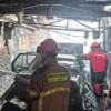 Petugas Damkar Kota Cimahi saat Melakukan Pemadaman Api pada Sebuah Bengkel di tengah Kawasan Padat Penduduk